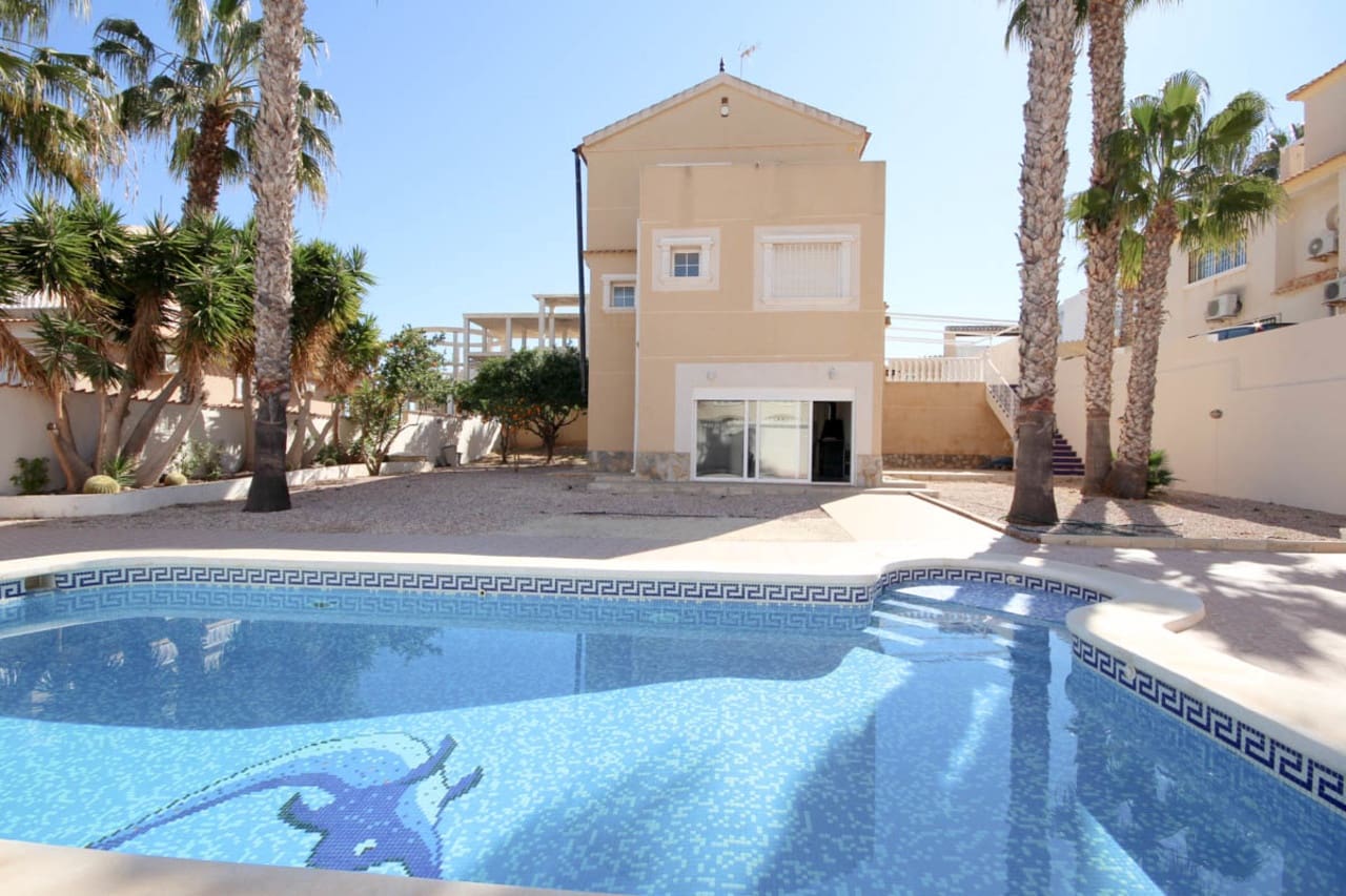 5 bedroom Villa for sale in La Zenia - € 600,000 (Ref: 9499198)