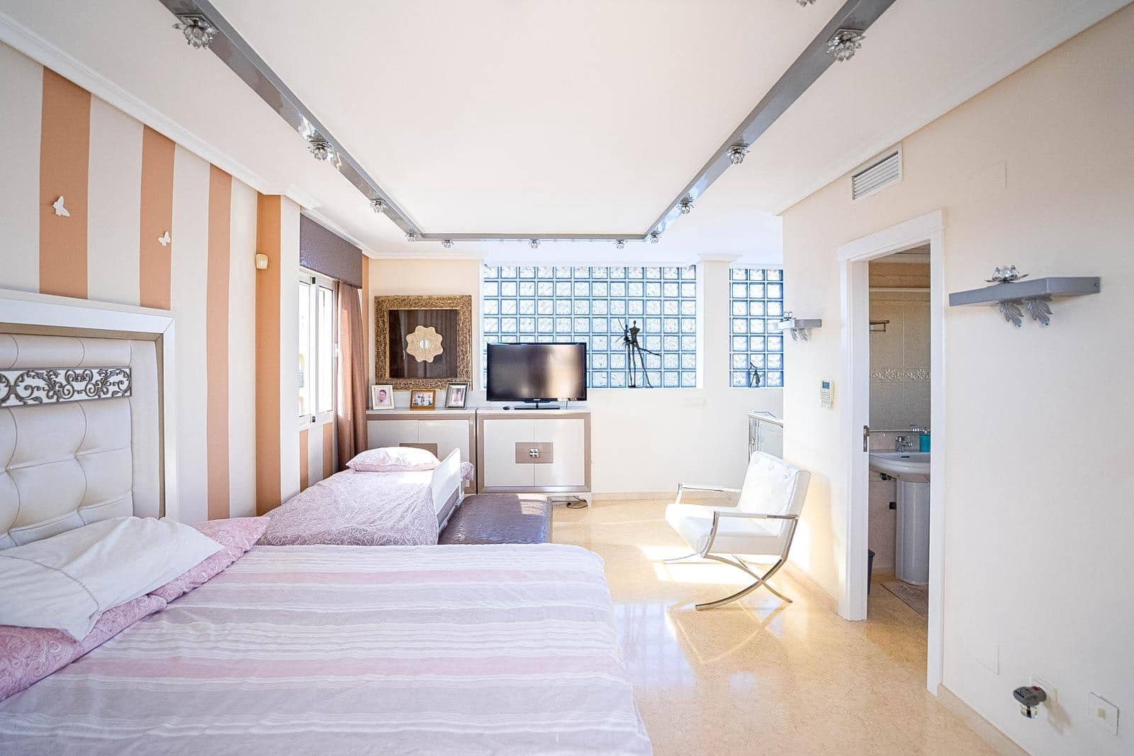 5 soverom Villa til salgs i Torrevieja med svømmebasseng - € 1 170 000 (Ref: 9499212)