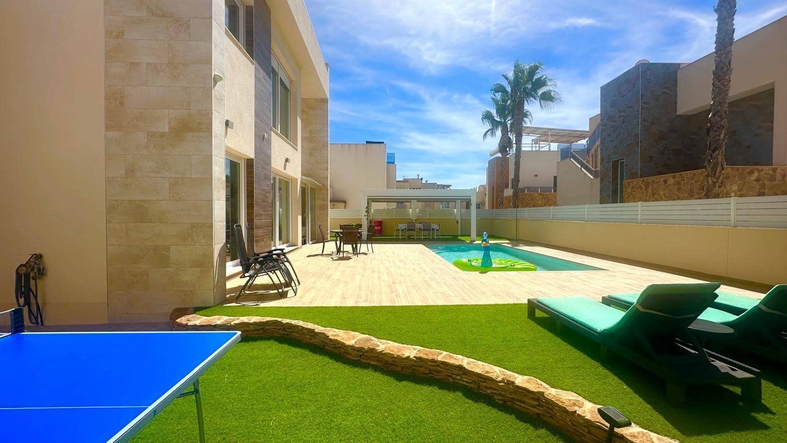 3 chambre Villa/Maison à vendre à Torrevieja avec piscine - 749 000 € (Ref: 9499235)