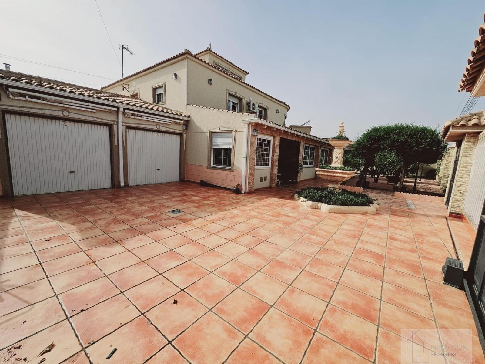 5 bedroom Villa for sale in Torrevieja with pool - € 689,000 (Ref: 9499236)
