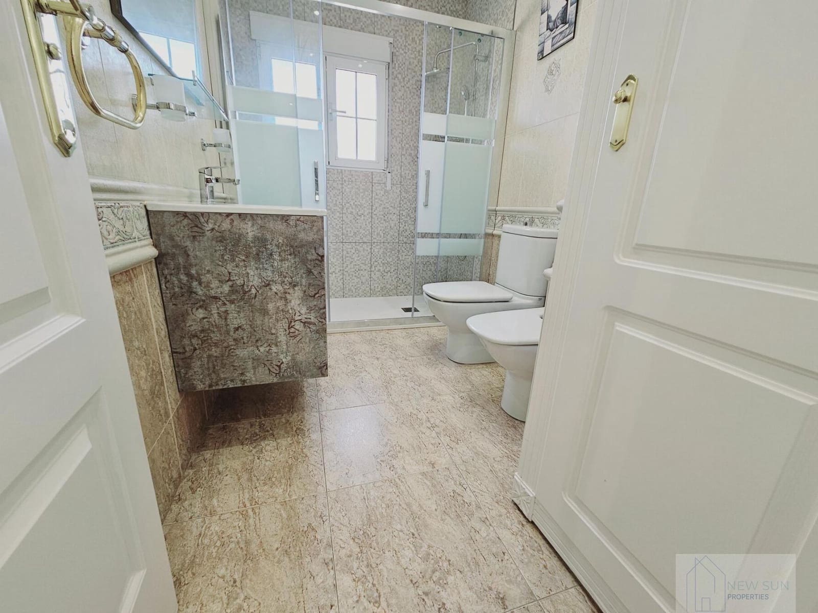 5 bedroom Villa for sale in Torrevieja with pool - € 689,000 (Ref: 9499236)