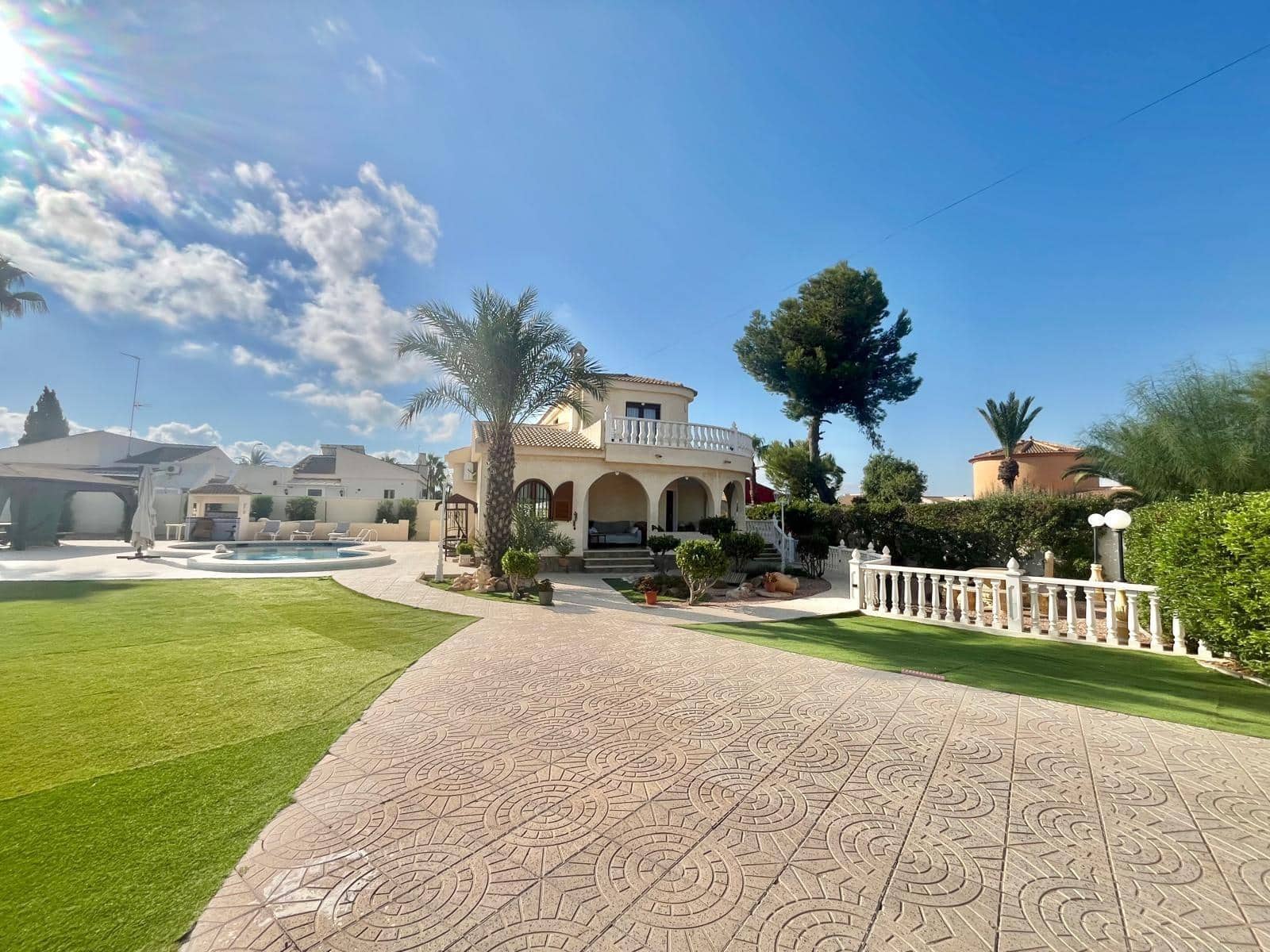 Chalet de 4 habitaciones en Torrevieja en venta - 590.000 € (Ref: 9499238)