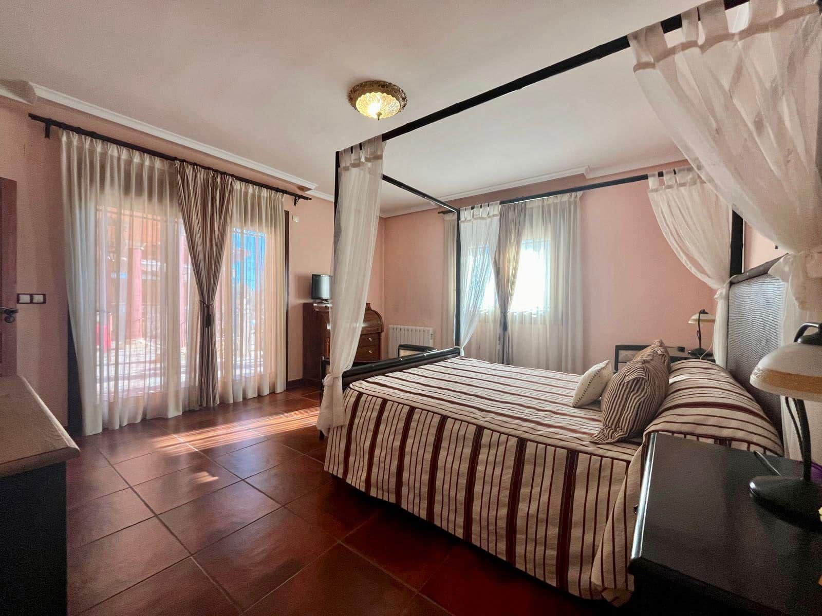 4 bedroom Villa for sale in Rojales with pool - € 780,000 (Ref: 9499283)