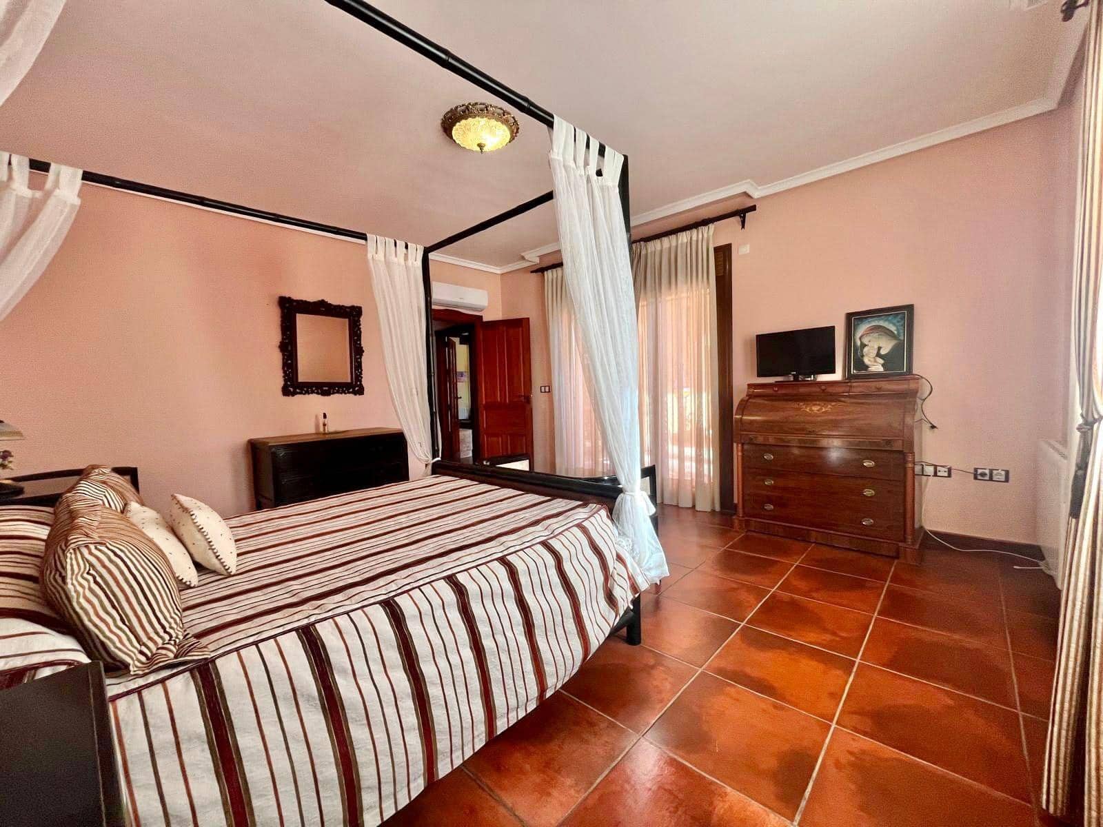 4 bedroom Villa for sale in Rojales with pool - € 780,000 (Ref: 9499283)