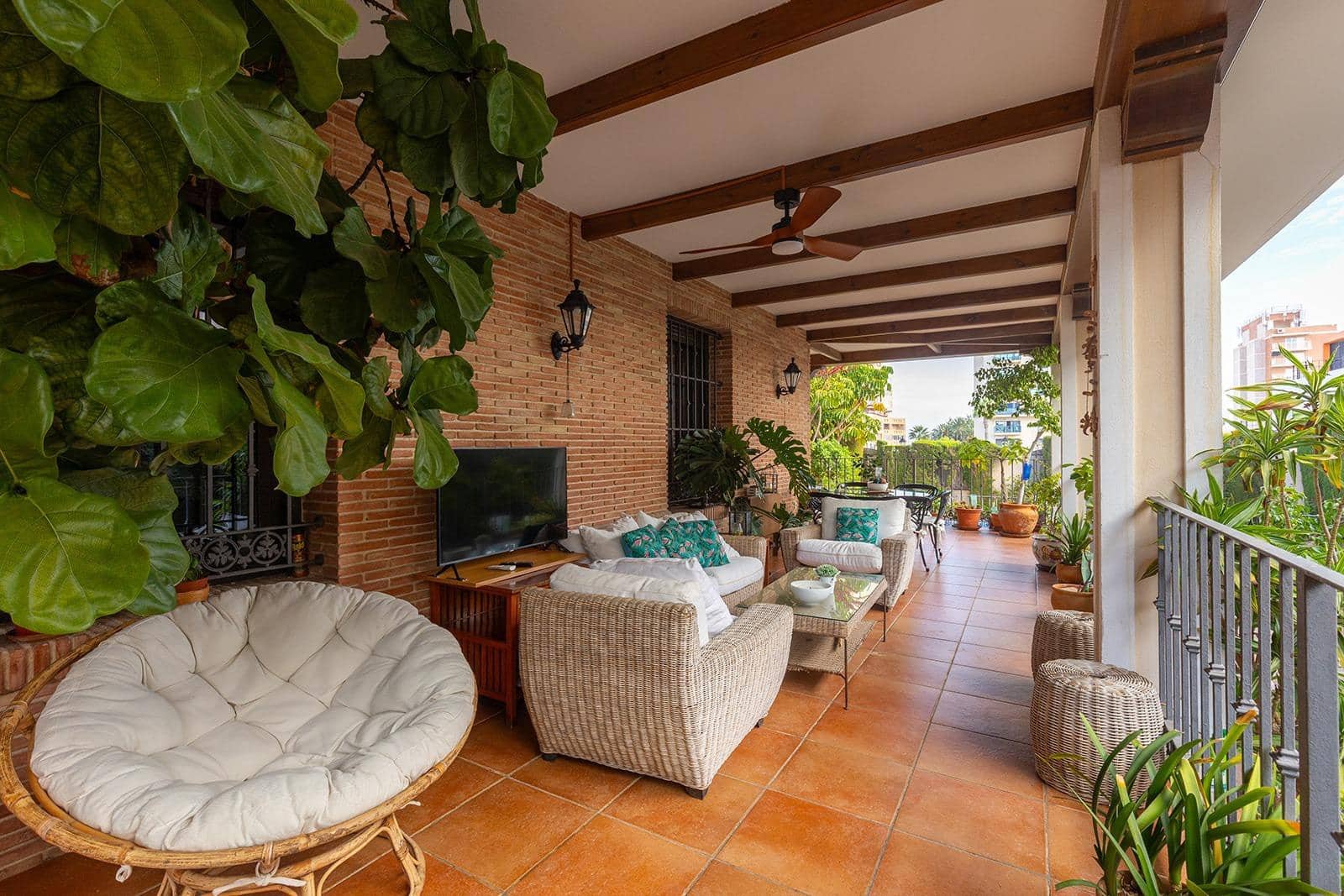 Chalet de 7 habitaciones en Torrevieja en venta con piscina - 2.490.000 € (Ref: 9499284)