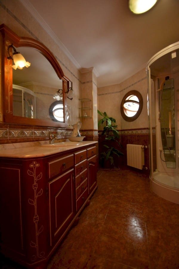 8 soverom Villa til salgs i Guardamar del Segura med garasje - € 800 000 (Ref: 9499290)