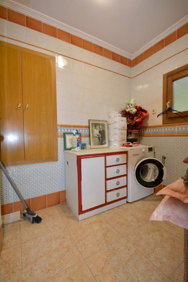 8 soverom Villa til salgs i Guardamar del Segura med garasje - € 800 000 (Ref: 9499290)