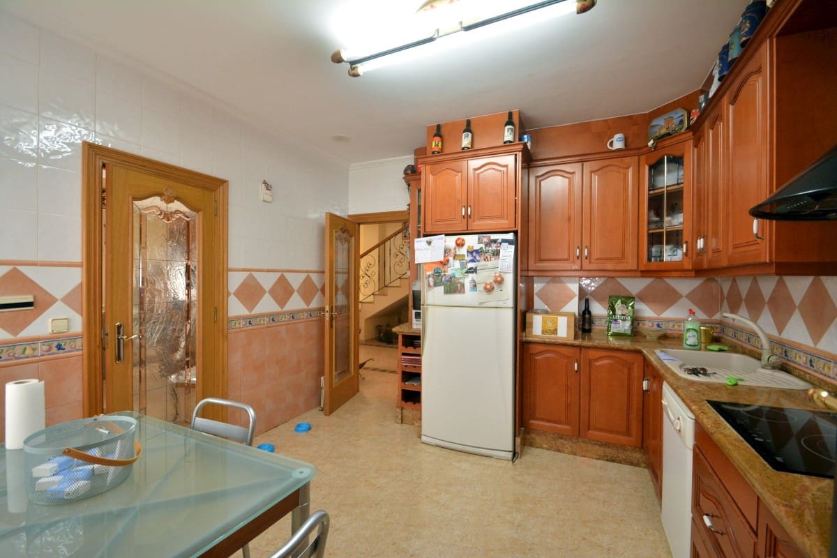 8 soverom Villa til salgs i Guardamar del Segura med garasje - € 800 000 (Ref: 9499290)