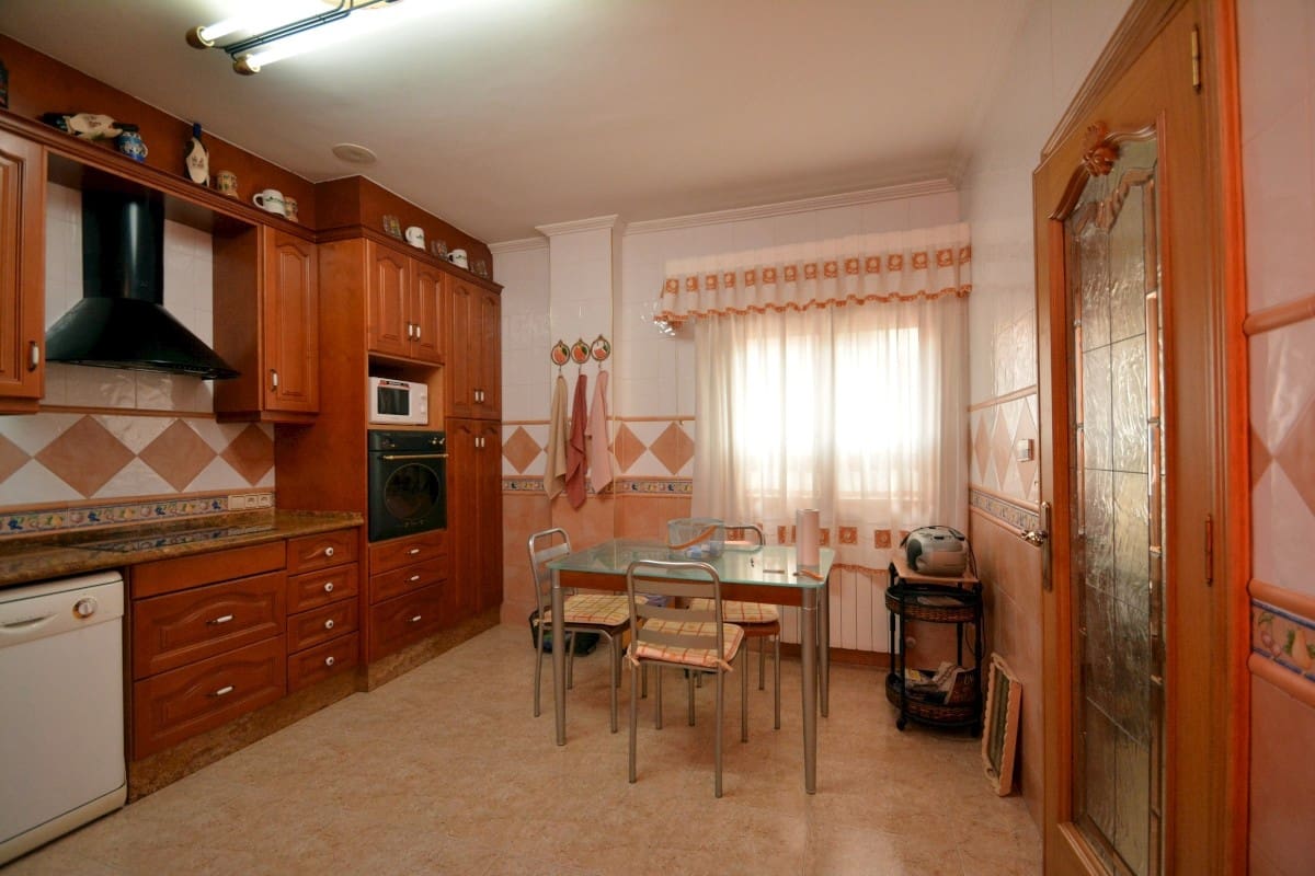 8 soverom Villa til salgs i Guardamar del Segura med garasje - € 800 000 (Ref: 9499290)