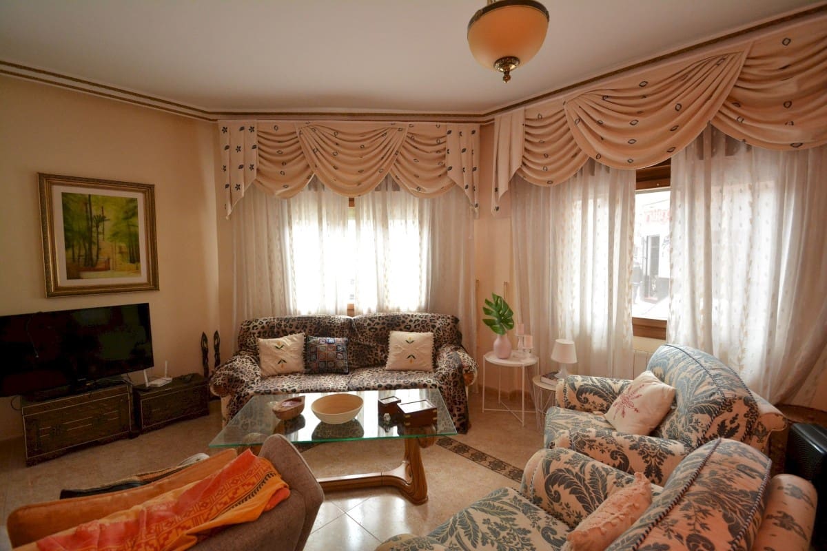 8 soverom Villa til salgs i Guardamar del Segura med garasje - € 800 000 (Ref: 9499290)