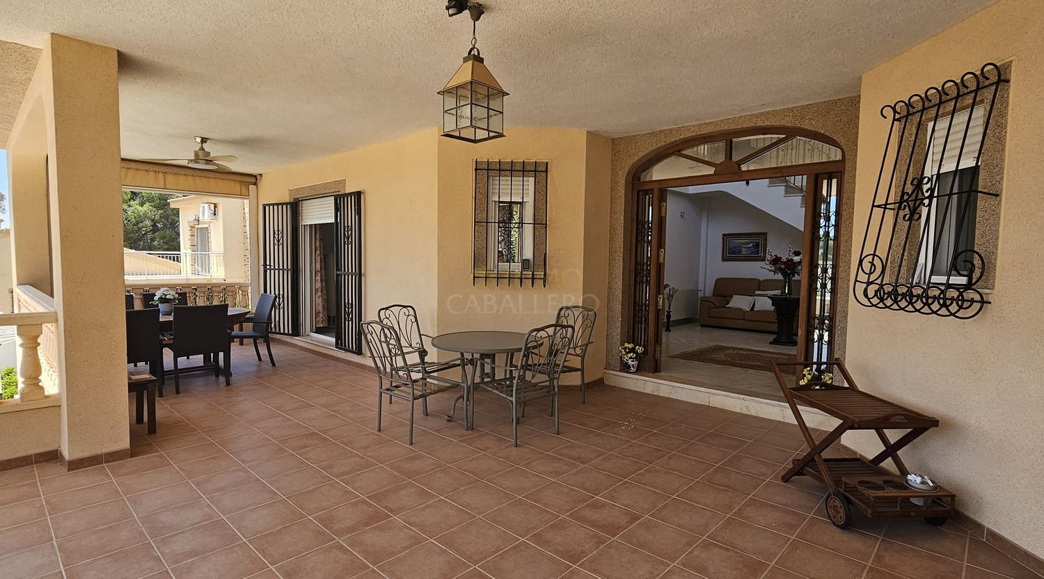 5 bedroom Villa for sale in Pinar de Campoverde with garage - € 725,000 (Ref: 9499303)