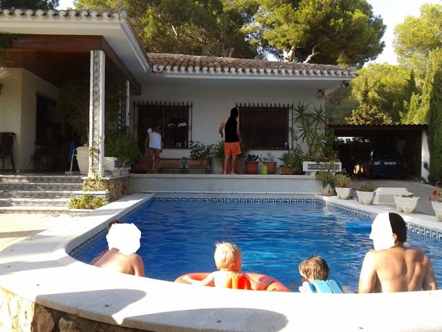 6 bedroom Villa for sale in Campoamor with pool garage - € 889,000 (Ref: 9499324)