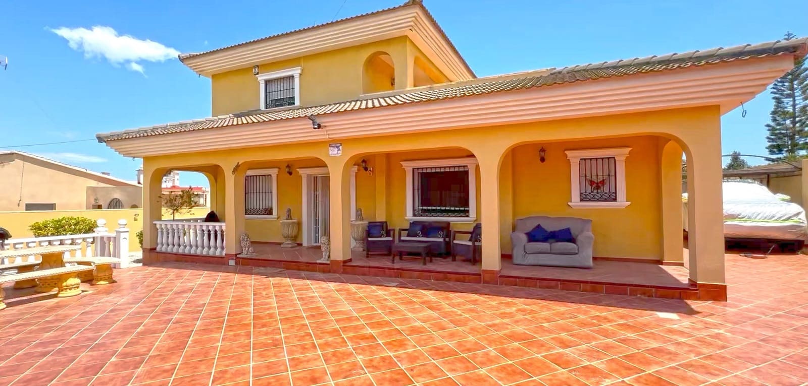 6 bedroom Villa for sale in Torrevieja with pool - € 610,000 (Ref: 9499336)