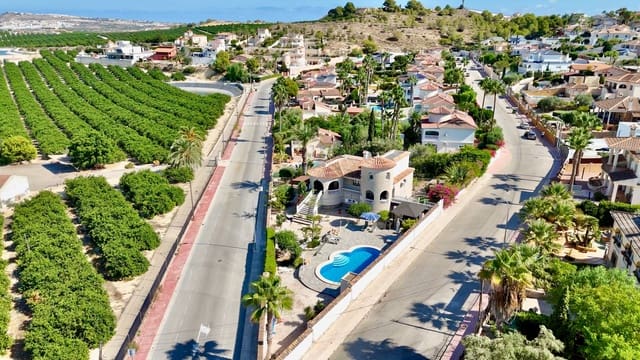 5 bedroom Villa for sale in Almoradí with pool garage - € 699,990 (Ref: 9499371)