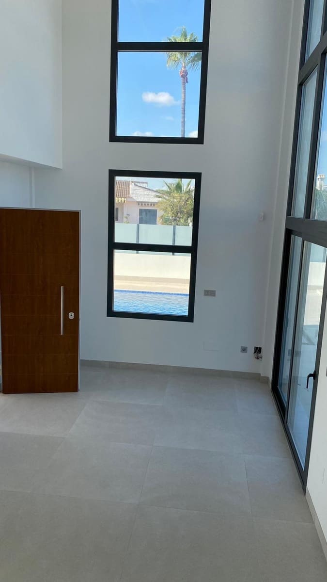 Chalet de 3 habitaciones en Torrevieja en venta - 650.000 € (Ref: 9499414)