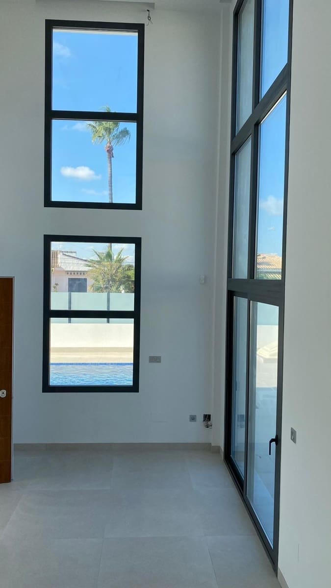 Chalet de 3 habitaciones en Torrevieja en venta - 650.000 € (Ref: 9499414)