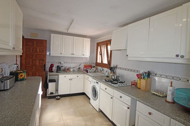 4 sovrum Villa till salu i Orba med pool garage - 535 000 € (Ref: 9509395)