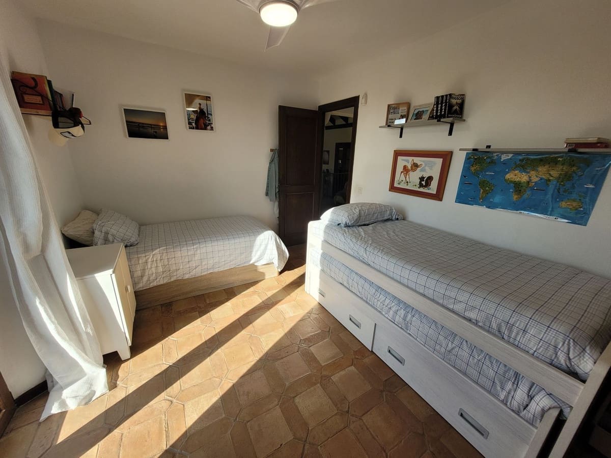 4 sovrum Villa till salu i Estepona med pool - 1 695 000 € (Ref: 9512068)