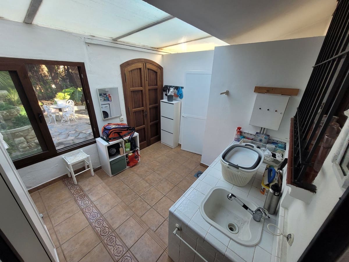 4 sovrum Villa till salu i Estepona med pool - 1 695 000 € (Ref: 9512068)