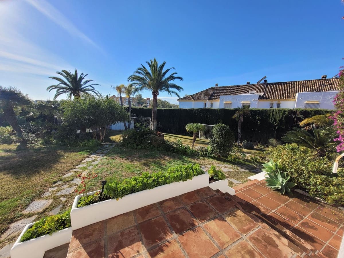 4 sovrum Villa till salu i Estepona med pool - 1 695 000 € (Ref: 9512068)