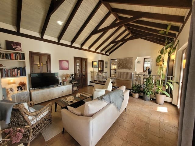 4 sovrum Villa till salu i Nueva Atalaya, Estepona med pool - 1 695 000 € (Ref: 9512068)