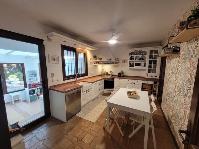 4 sovrum Villa till salu i Nueva Atalaya, Estepona med pool - 1 695 000 € (Ref: 9512068)