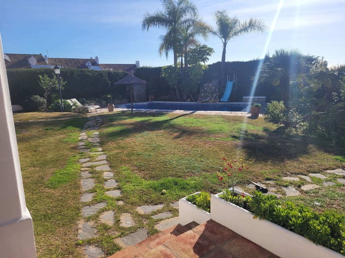 4 sovrum Villa till salu i Estepona med pool - 1 695 000 € (Ref: 9512068)