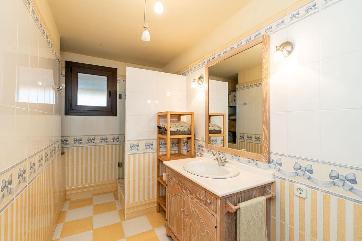 4 soveværelse Villa til salg i Estepona med swimmingpool - € 1.695.000 (Ref: 9512068)