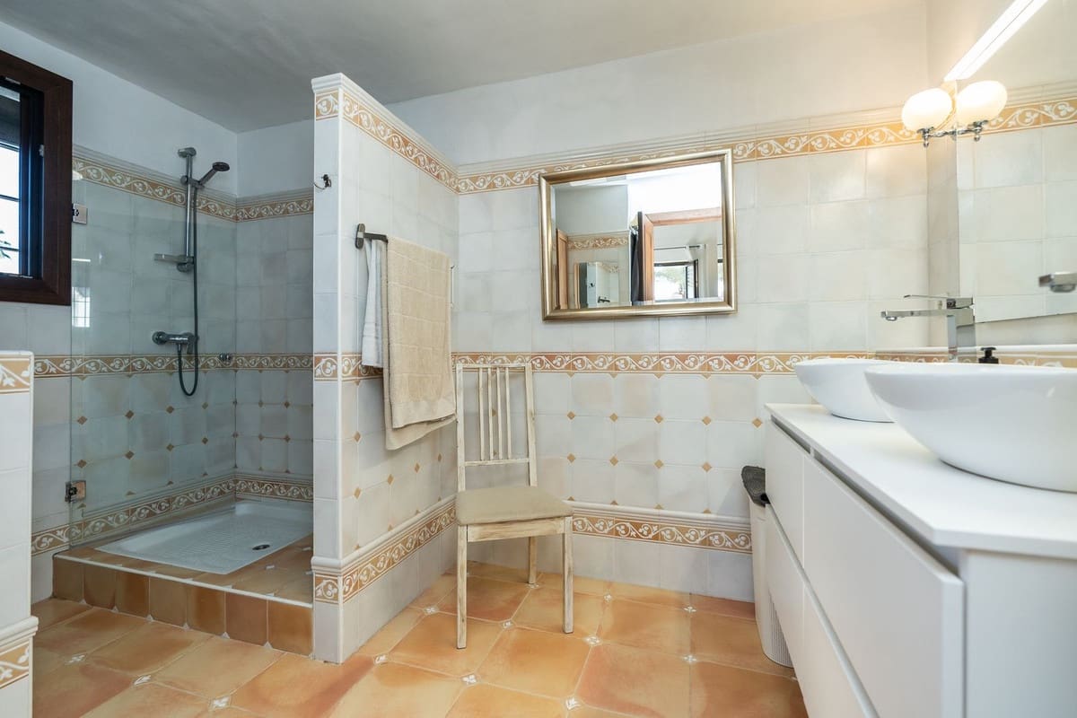 4 soveværelse Villa til salg i Estepona med swimmingpool - € 1.695.000 (Ref: 9512068)