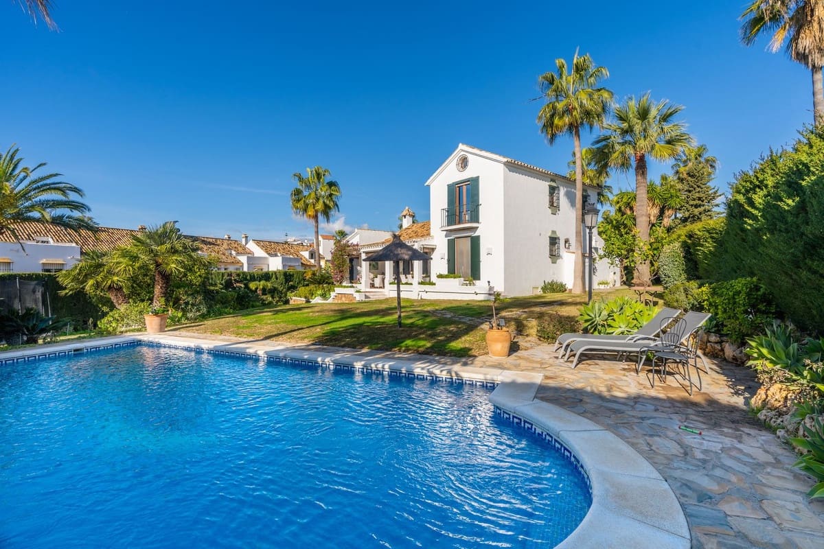 4 soveværelse Villa til salg i Estepona med swimmingpool - € 1.695.000 (Ref: 9512068)