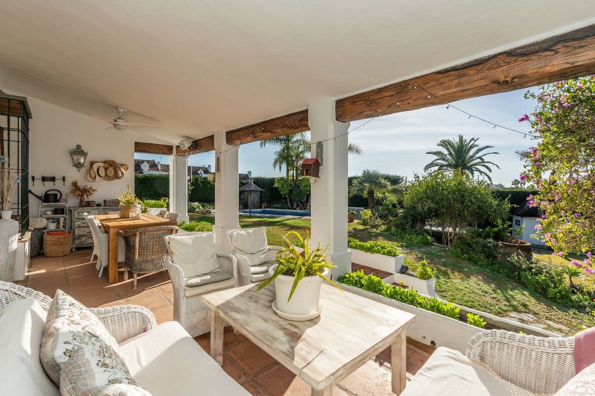 4 soveværelse Villa til salg i Estepona med swimmingpool - € 1.695.000 (Ref: 9512068)