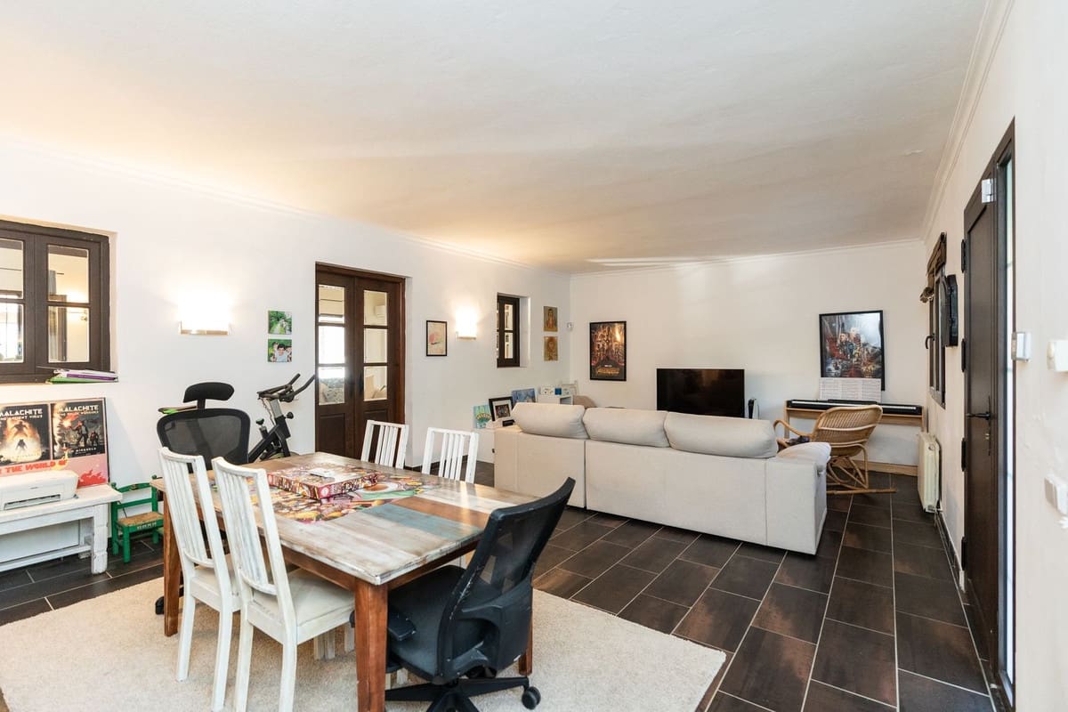 4 soveværelse Villa til salg i Estepona med swimmingpool - € 1.695.000 (Ref: 9512068)