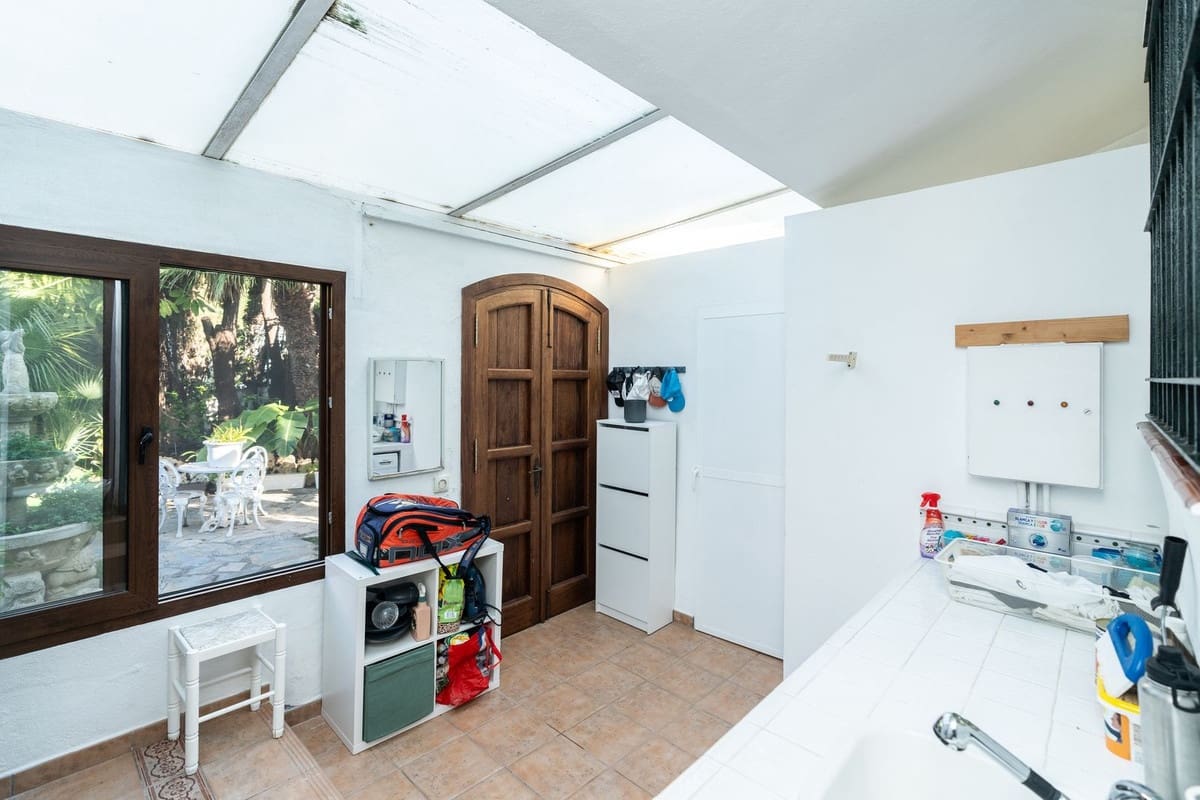 4 soveværelse Villa til salg i Estepona med swimmingpool - € 1.695.000 (Ref: 9512068)