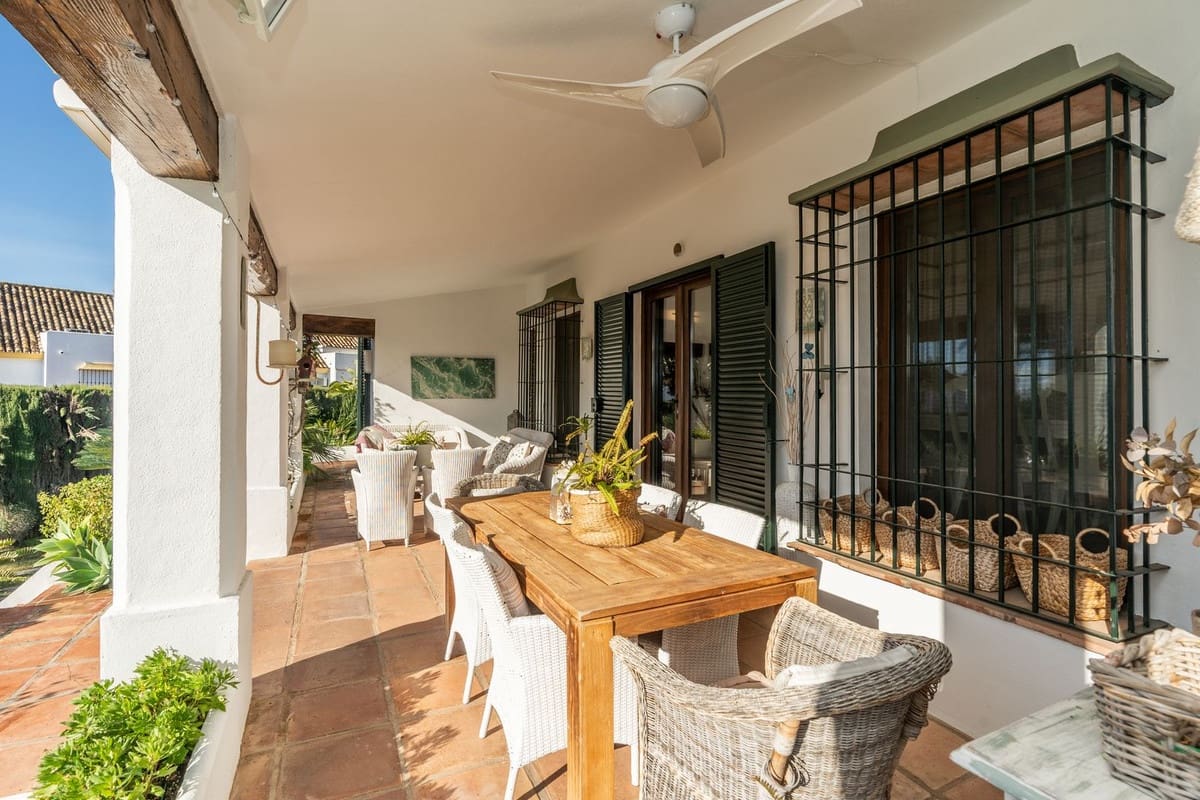 4 soveværelse Villa til salg i Estepona med swimmingpool - € 1.695.000 (Ref: 9512068)