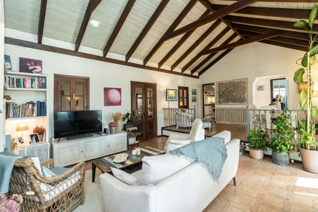 4 makuuhuone Huvila myytävänä paikassa Nueva Atalaya, Estepona mukana uima-altaan - 1 695 000 € (Ref: 9512068)