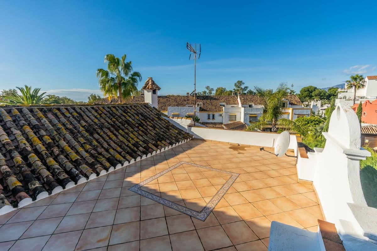 4 soveværelse Villa til salg i Estepona med swimmingpool - € 1.695.000 (Ref: 9512068)