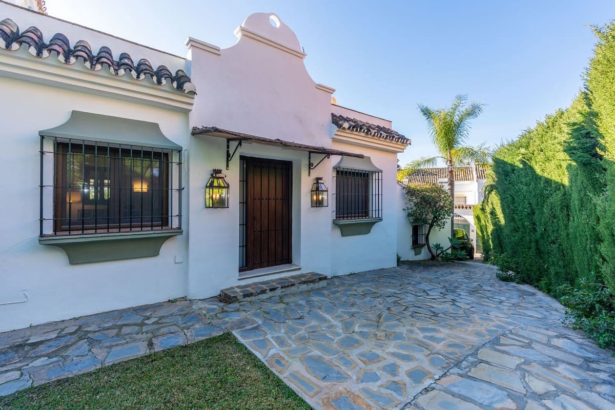 4 soveværelse Villa til salg i Estepona med swimmingpool - € 1.695.000 (Ref: 9512068)