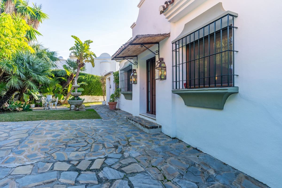 4 soveværelse Villa til salg i Estepona med swimmingpool - € 1.695.000 (Ref: 9512068)