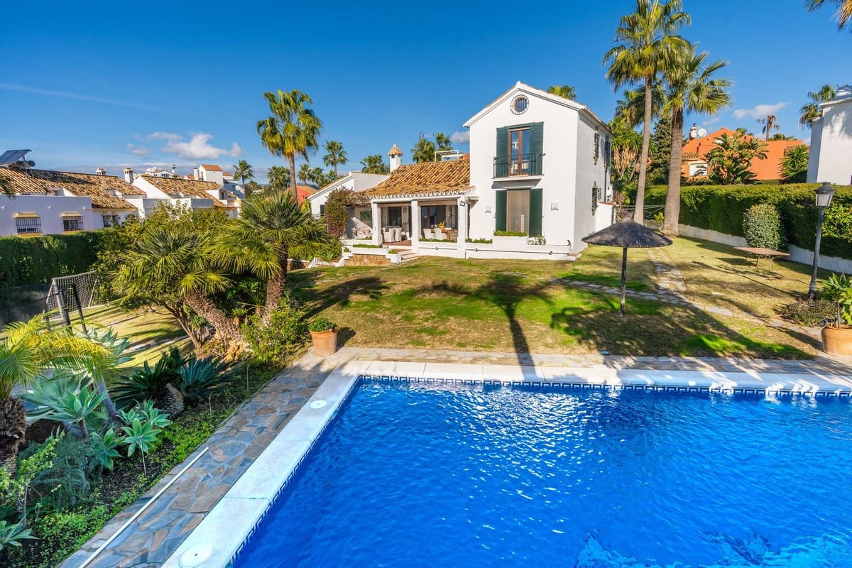 4 soveværelse Villa til salg i Estepona med swimmingpool - € 1.695.000 (Ref: 9512068)