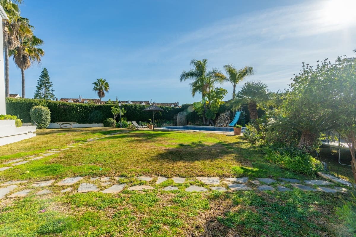 4 soveværelse Villa til salg i Estepona med swimmingpool - € 1.695.000 (Ref: 9512068)