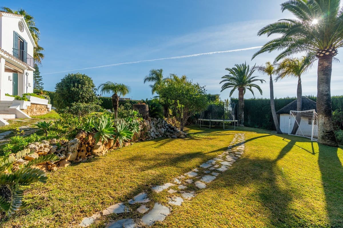 4 soveværelse Villa til salg i Estepona med swimmingpool - € 1.695.000 (Ref: 9512068)