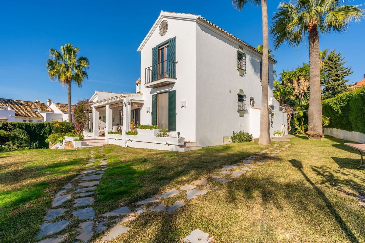 4 soveværelse Villa til salg i Estepona med swimmingpool - € 1.695.000 (Ref: 9512068)