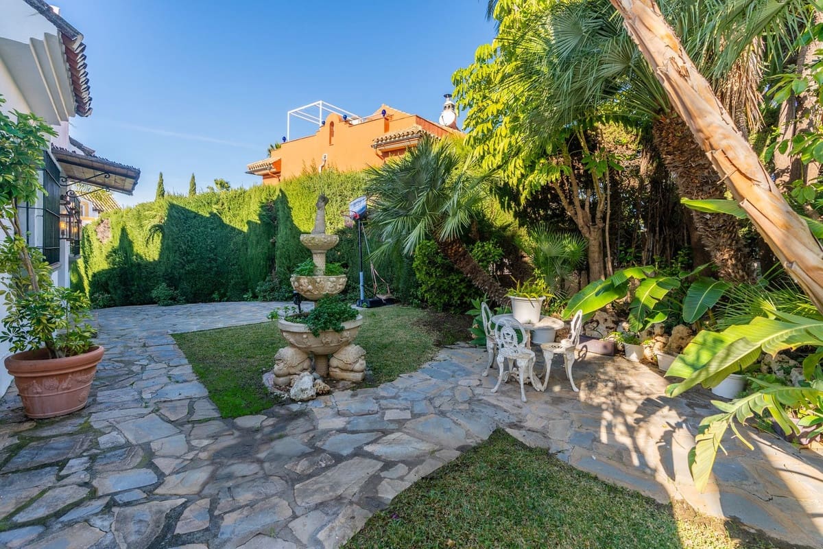 4 soveværelse Villa til salg i Estepona med swimmingpool - € 1.695.000 (Ref: 9512068)
