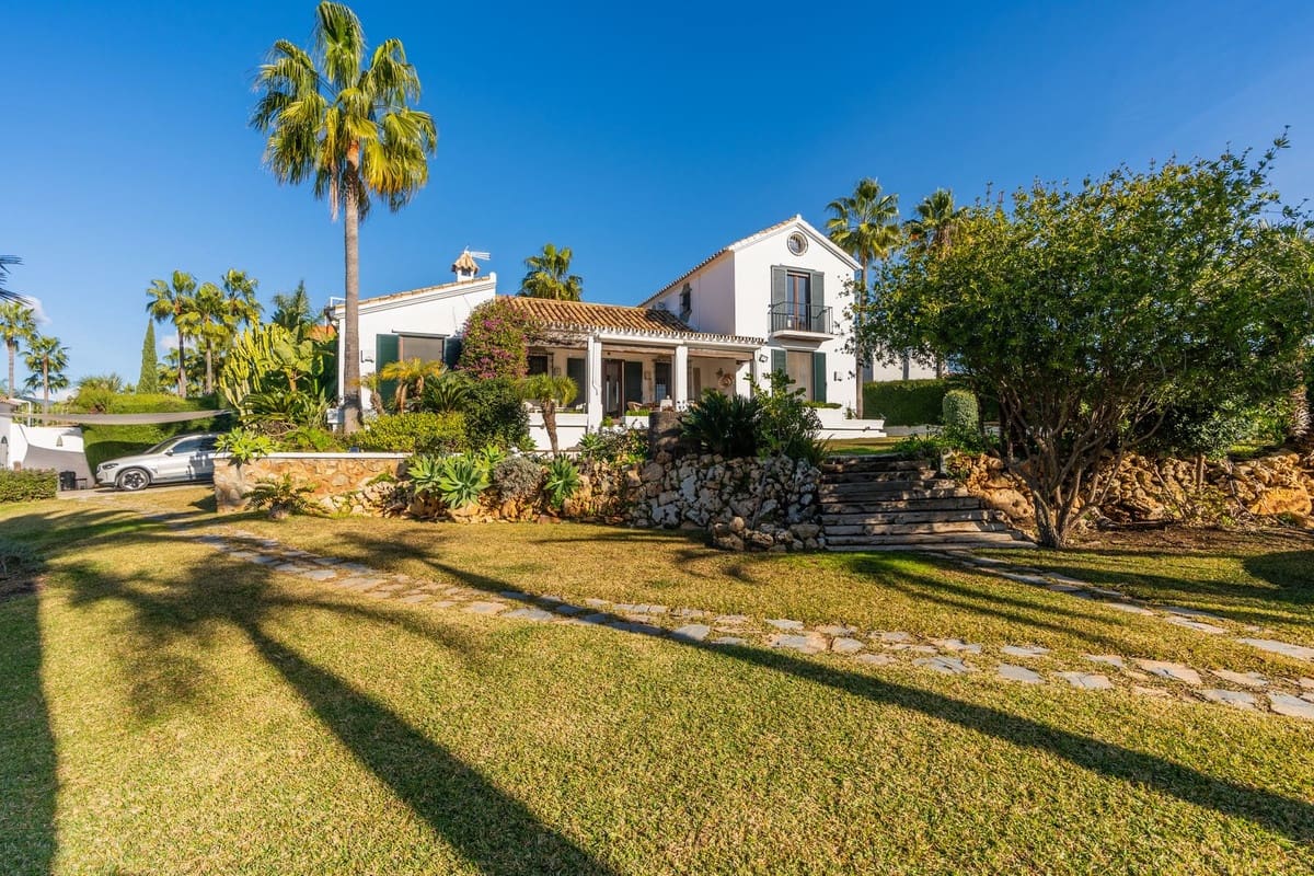4 soveværelse Villa til salg i Estepona med swimmingpool - € 1.695.000 (Ref: 9512068)