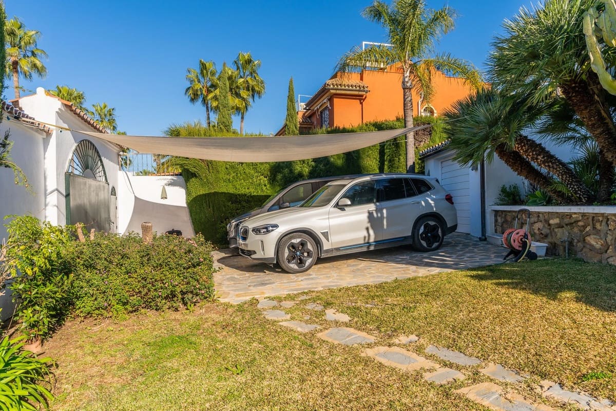 4 soveværelse Villa til salg i Estepona med swimmingpool - € 1.695.000 (Ref: 9512068)