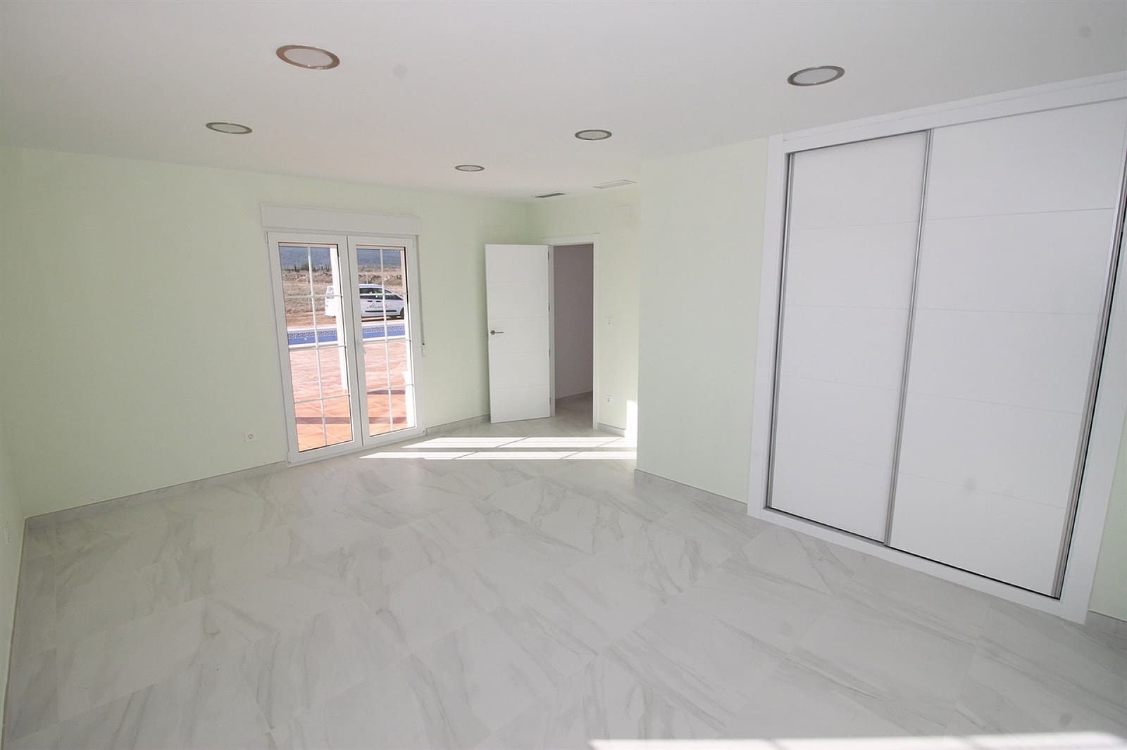 Chalet de 4 habitaciones en Pinoso en venta con piscina garaje - 505.000 € (Ref: 9583890)