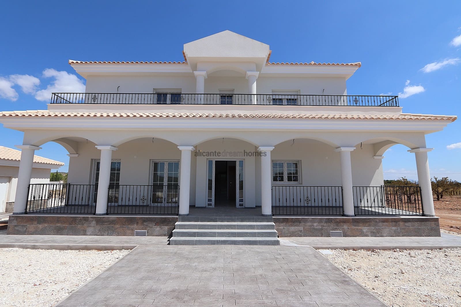 4 bedroom Villa for sale in Pinoso with pool garage - € 449,000 (Ref: 9583894)