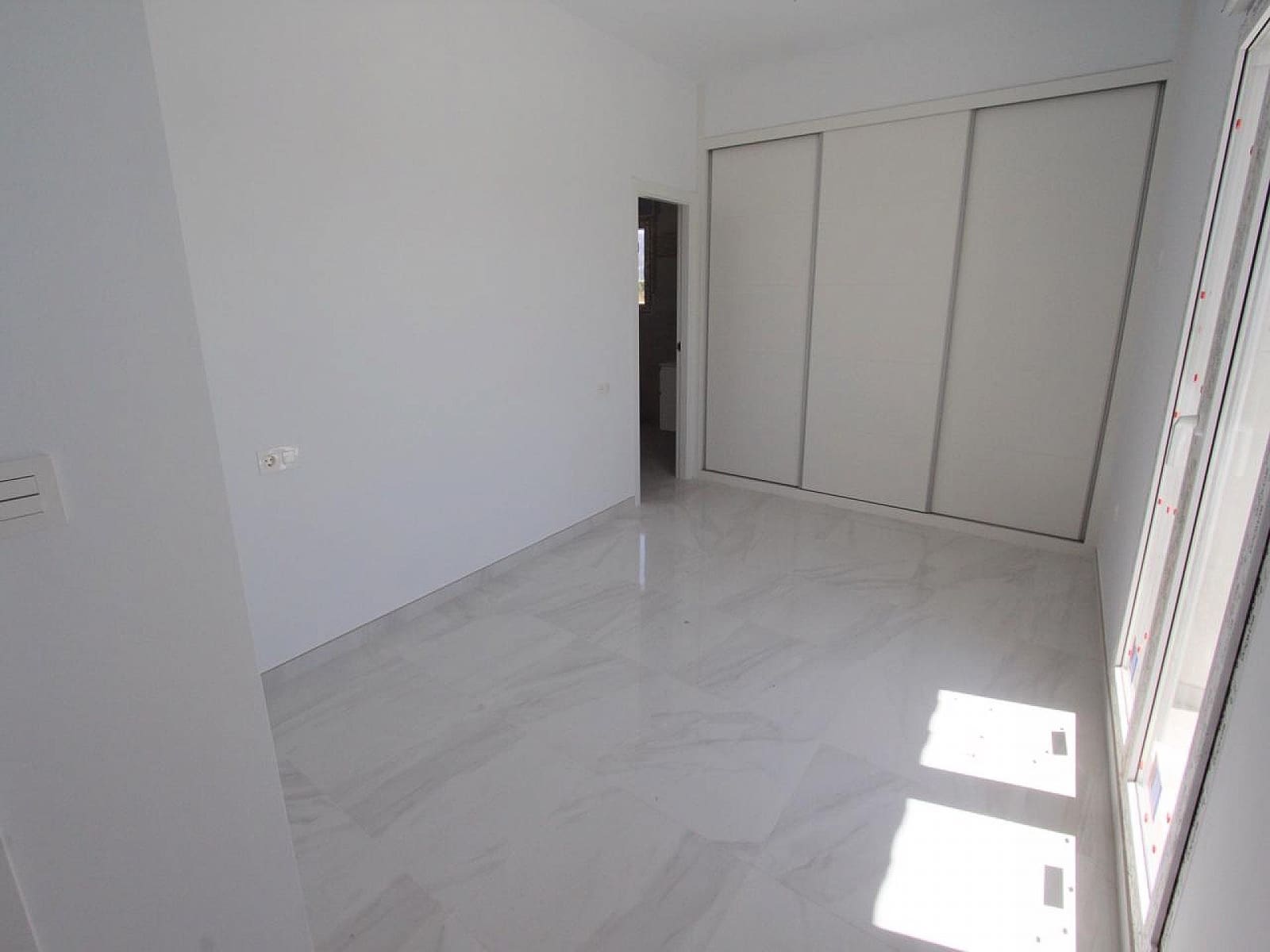 Chalet de 4 habitaciones en Pinoso en venta con piscina garaje - 449.000 € (Ref: 9583895)