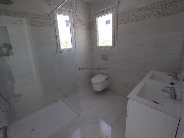 Chalet de 4 habitaciones en Pinoso en venta con piscina garaje - 449.000 € (Ref: 9583895)