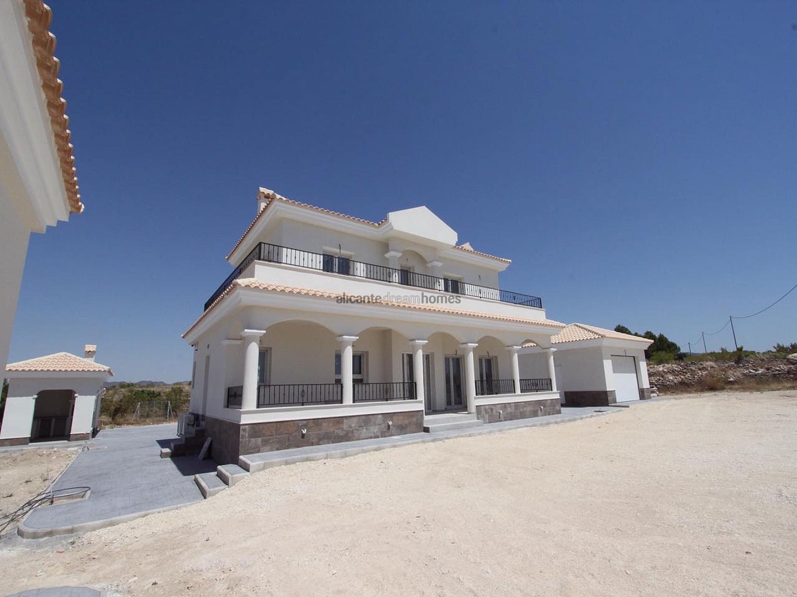 4 bedroom Villa for sale in Pinoso with pool garage - € 449,000 (Ref: 9583895)